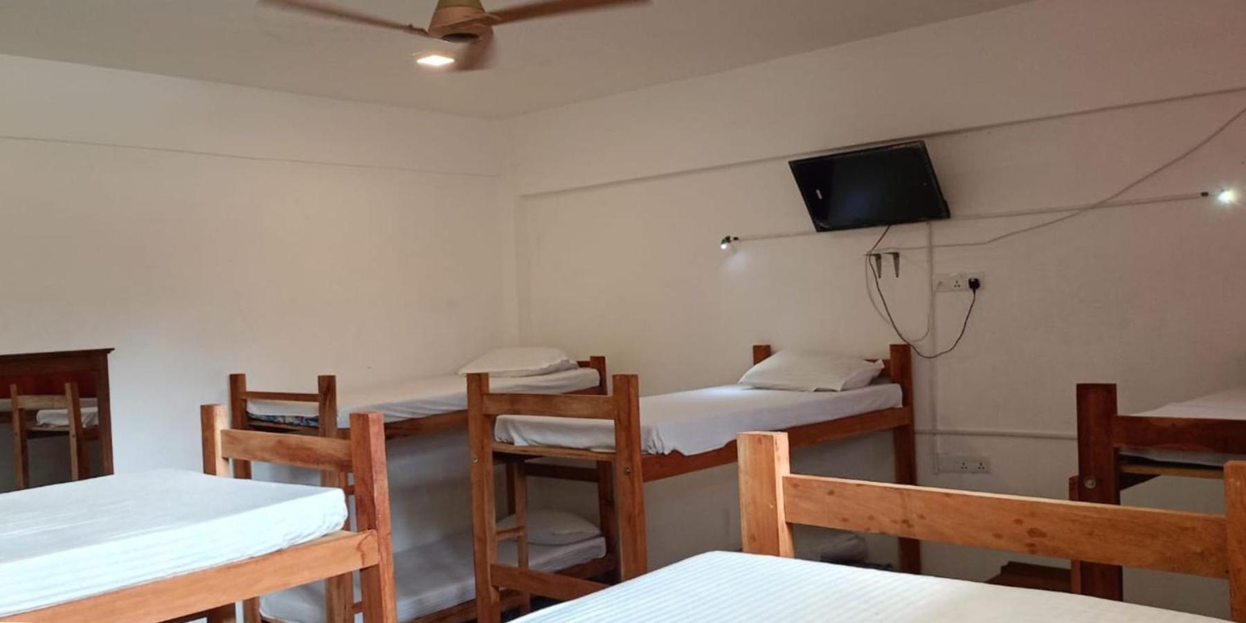Funky Monkey Hostel & Yoga Rooftop Lounge , Arugambay พอททูวิล ภายนอก รูปภาพ