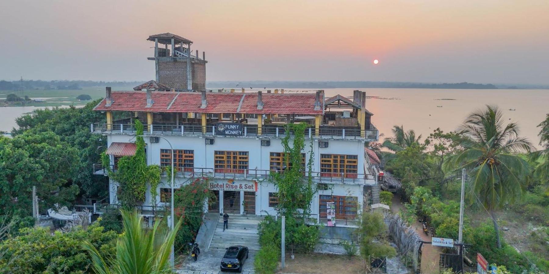 Funky Monkey Hostel & Yoga Rooftop Lounge , Arugambay พอททูวิล ภายนอก รูปภาพ